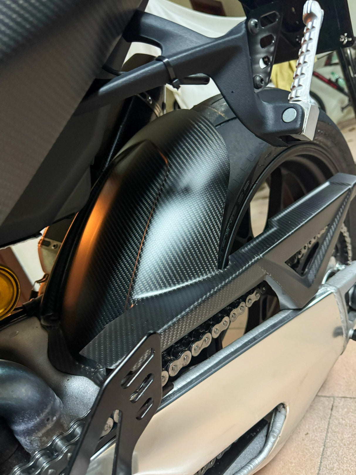 APRILIA RSV4 2021-2024 RR / Factory Carbon Fiber Rear Hugger with Chain Guard