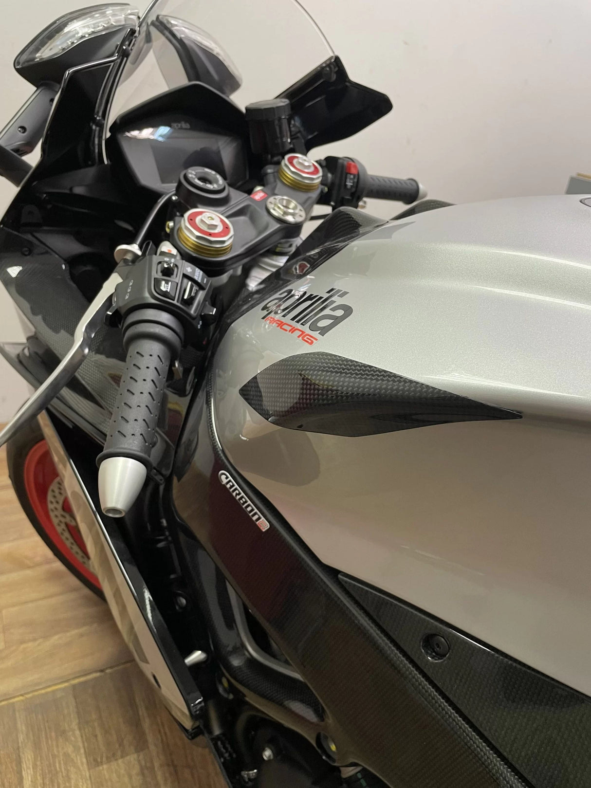 APRILIA Tuono V4 1100 RR / Factory 2015-2020 Carbon Fiber Tank Sliders