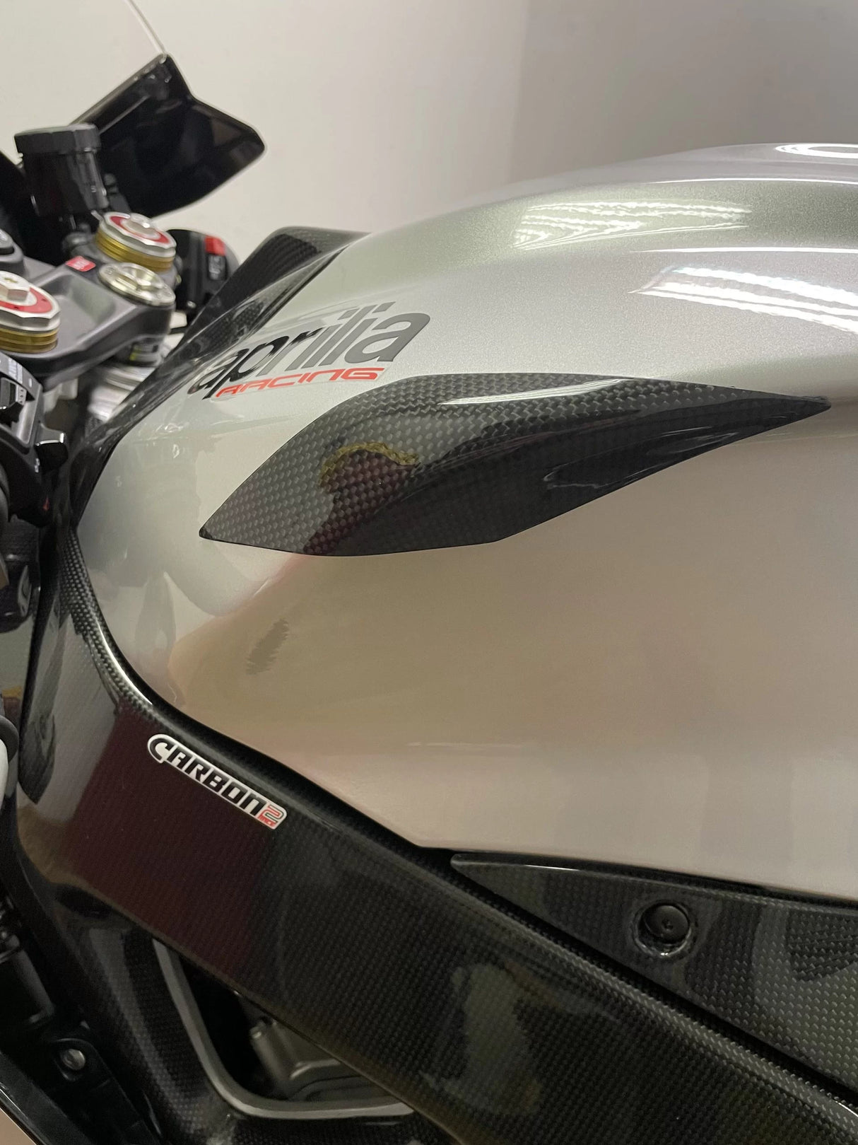 APRILIA Tuono V4 1100 RR / Factory 2015-2020 Carbon Fiber Tank Sliders