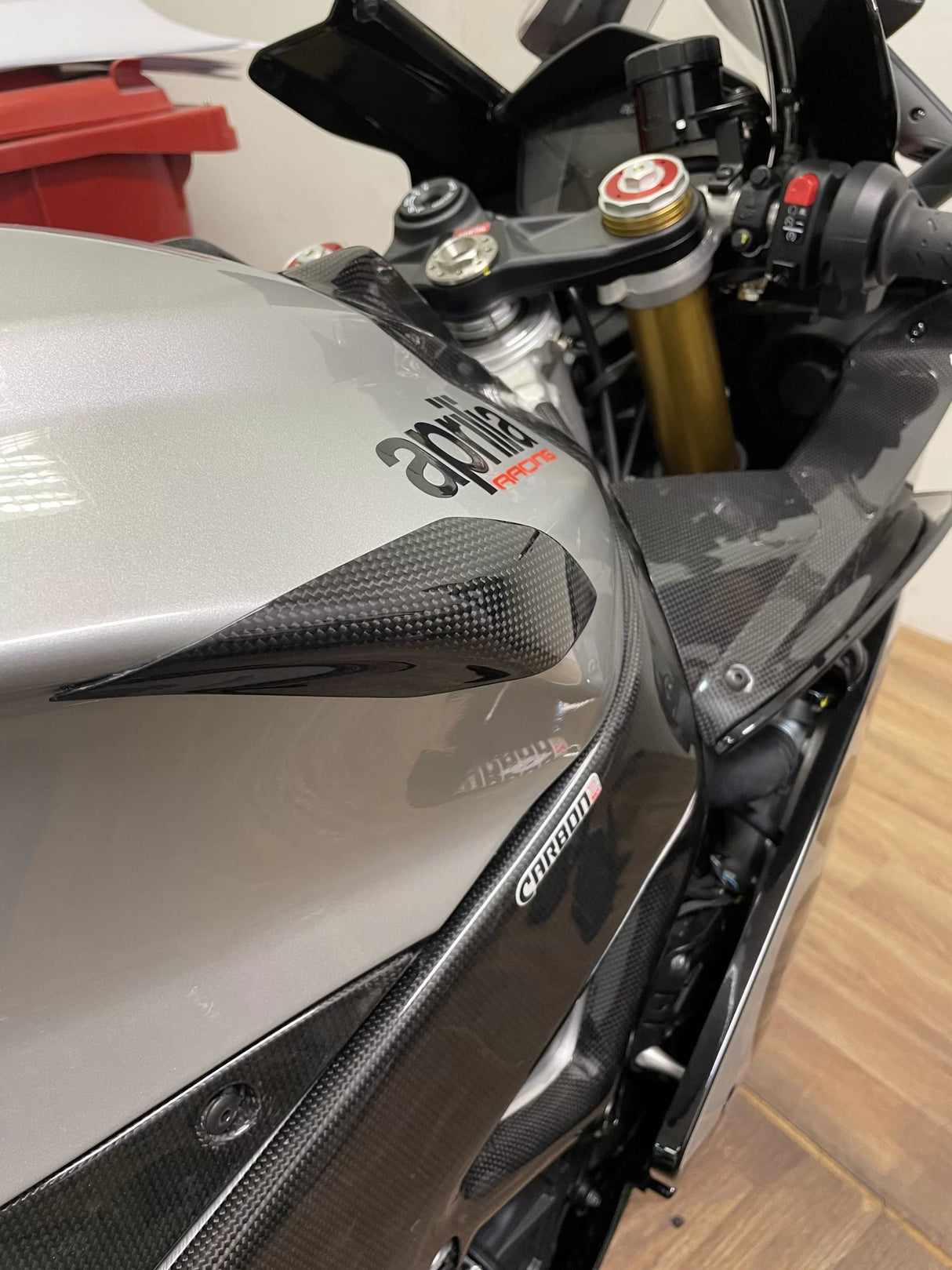 APRILIA Tuono V4 1100 RR / Factory 2015-2020 Carbon Fiber Tank Sliders